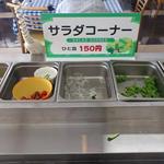 ラパン - サラダコーナーもありますが，時間によっては残りが少ない