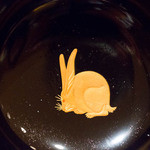 日本料理 幸庵 - お椀の底に描かれた"うさぎ"