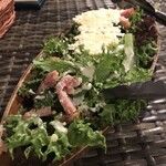 TRATTORIA Mare - 炙りベーコンとパリパリチーズのシーザーサラダ¥880-
