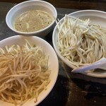 極濃つけ麺ブンブンマル - 料理写真:濃厚つけ麺中、野菜