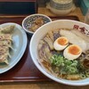 尾道ラーメン 喰海 - 尾道ラーメン餃子セット(¥950)、味付け玉子(¥100) - セットには小鉢が1品ついています。本日は唐揚げ2個でした