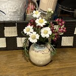 ユーリカ - 食卓には庭に咲く夏花が添えられています