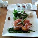 Yocco's Cafe - パルマ産生ハムとモッツァレラチーズのフレンチトースト1350円＋ドリンクセット300円。