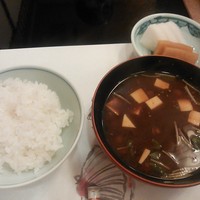太田なわのれん - ご飯・香の物（630円）と赤だし（730円）