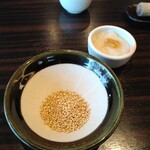 とんかつ勝烈亭 東バイパス保田窪店 - 大根おろしとゴマ