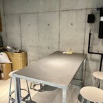 KITAOJI ROASTERY LAB - テーブル席は実験室っぽい