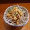 Sennari zushi - ◯サラダ
                大根サラダとなる。
                市販の胡麻ドレッシングっぽいけれど
                より酸味感が強めで爽やかさがあるねえ。
                多少モデファイされてるのかな❔