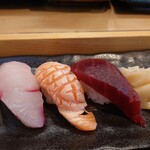 Sennari zushi - ◯カンパチ
                      コリッとした鮮度感ある味わい
                      後からカンパチの旨味がじんわりとやって来る
                      良いネタな感じ
                      
                      ◯サーモン
                      
                      ◯マグロ
                      軽い山葵の辛みの中からマグロ自体の旨味が
                      これもまたじんわりと口に広がる