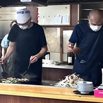 橋野食堂 - 忙しいのでお二人で焼きの競演