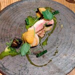 sio - 葉っぱが何か聞き逃してしまったのだけど、見た目と食べ心地から考えてホーリーバジルかしらとか思ったり。パクチーの葉とは形違いますし、パクチーならひと口で分かったはずですもの