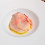 sio - 表に取っているのは桃のスライス。桃というとやわらかなイメージだけどこれはシャキシャキしてるの、香りや風味は桃だけど、さっぱりしていて歯切れのいいカッペリーニとよく合うのよ