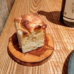 sio - ル・ルソール特製フォカッチャ。今回は少しカットが大きめでうふふな喜び☆いつもよりオイル感軽くて小麦感ふくよかだったな(^^)ちぎってそのまま美味しく、ソースを拭うからメインのお皿まで大切に楽しみました