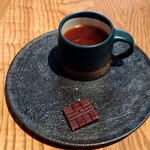 sio - 今回お初のマグカップでコーヒー。今回はコロンビアだそう。小ぶりで可愛らしいカップですね♡ ショコラも美味しかったです