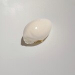 sio - sioアイス。ブリアサヴァランの個性が柔らかくあって儚く口どけるミルキーさと、下のクランブルが食感と粉感を添えていて。多くないんだけど存在感がありいつも美味しい☆