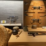 寿司 あつや - 大将が目の前で調理するところが見ることができる特等席