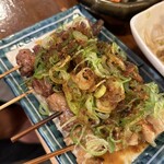 赤羽 もつ焼のんき - かしらねぎまみれ170円　と　しろねぎまみれ170円　絶品でした