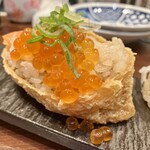 鮨・酒・肴 杉玉 - 「飲める親子稲荷」分かりにくいですが、ご飯の後ろにサーモンが乗っています…