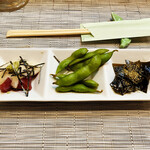 喜月 - お通し。右の甘辛の煮こぶに振られているのは山椒。ピリッとするのがビールの清涼感とぴったり