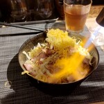 イベリコ豚おんどる焼 裏渋屋 - 炙りチーズ豚コンフィ丼