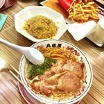 丸醤屋 - 休日のフードコートランチらしいジャンクさ！（笑）丸醤ラーメンって、讃岐うどんの丸亀製麺と姉妹店なのね。
ラーメンもチャーハンも美味いですな！