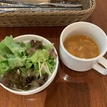 香月珈琲店 - エビカレーセットのサラダとスープ