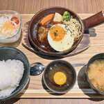 洋食屋伊勢十 - 松阪牛の土鍋焼ハンバーグ（1,200円）