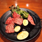 炭火焼肉 牛将 - 焼肉三種盛セット　上肉150g（上カルビ２切れ、ピーマン、さつまいも、かぼちゃ、それぞれ１切れ食べた後）