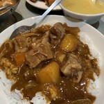 牡丹園 - 牛バラカレーライス 杏仁豆腐 スープ付き990円