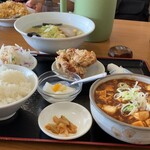 Shousui - おぼんの奥のラーメンまでが麻婆豆腐定食(1080円)