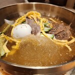 赤坂韓国料理・焼肉 兄夫食堂 - スープが凍っているので冷え冷え