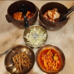赤坂韓国料理・焼肉 兄夫食堂 - おかずと卓上のキムチ