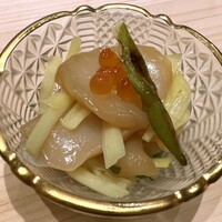 焼鳥 鐡 - ホタテの紹興酒漬け黄ニラ添え