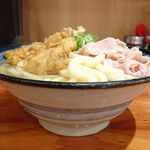 jikaseisanukiudontonikushimbashijinza - 冷スペシャル（豚肉・鶏天）（特大３玉）940円