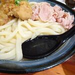 自家製さぬきうどんと肉 新橋甚三 - 冷スペシャル（豚肉・鶏天）（特大３玉）940円