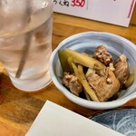 Kushiyaki Shinanoji - いきなりデカくて味よしカシラとゴボウ煮のお通しは３５０円でした。