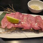 ホルモン本舗 我家 - ★特上ネギタン(塩)
      別添えの塩ダレネギ…誰も食べないから後から頬張りました(￣▽￣;)
      激ウマ♡