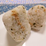 鞍馬 - 料理写真:(手前)ツナわさび200円(奥)青菜と小海老180円