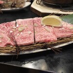 ホルモン本舗 我家 - ☆特上サーロイン……(ママからのお祝い品)
      炭火が強すぎると、すぐ炎上しそうな脂！
      サッと炙って食べる♪
      激ウマ♡
      ママありがとうございます！