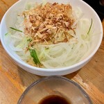 Kushiyaki Shinanoji - オニオンスライスサラダ