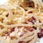 パスタひろば - クローズアップ③　食感がひどく悪い　パンチェッタでなくベーコンだがそんなことはどうでもよくなる