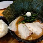 Yokoyokoya - チャーシュー麺900円＋海苔200円＋ライス150円（2023年8月現在）