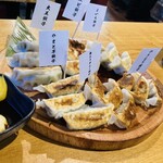 よいち餃子大王 - 全て最小個数単位の3個で注文。旗があるので、名前を見失う事はありません。