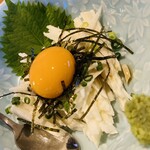 よいち餃子大王 - 山芋千切り。生卵が味をマイルドにしてくれます。