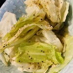 よいち餃子大王 - 塩キャベツ。うまい。空腹時に提供されるので、これだけで、だいぶ空腹感は満たされてしまいます(苦笑)