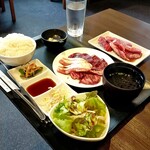 備長七輪焼肉牛蔵 - 牛蔵4種定食+カルビ