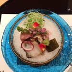 懐石 榎亭 - この器はビクの形。網目があるのだけど全然氷が溶けてないの。時間かけていただきましたがしたたりなし。魔法ですよ！水色のお皿がまた美しかった。