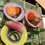 懐石 榎亭 - 見えてるだけでなく、下にもご馳走たちがいる。この品数！器は朝顔。この演出！鮑様もいらっしゃるのよ。しかも下に。なんて謙虚な演出。（この段階で興奮スタート）