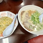 雲井亭 - 半チャーハンととんこつラーメン