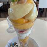 Furu-Tsupi-Kusu - 黄金桃と白桃の二種の桃パフェ