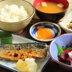 Salt-grilled mackerel and Seafood set meal